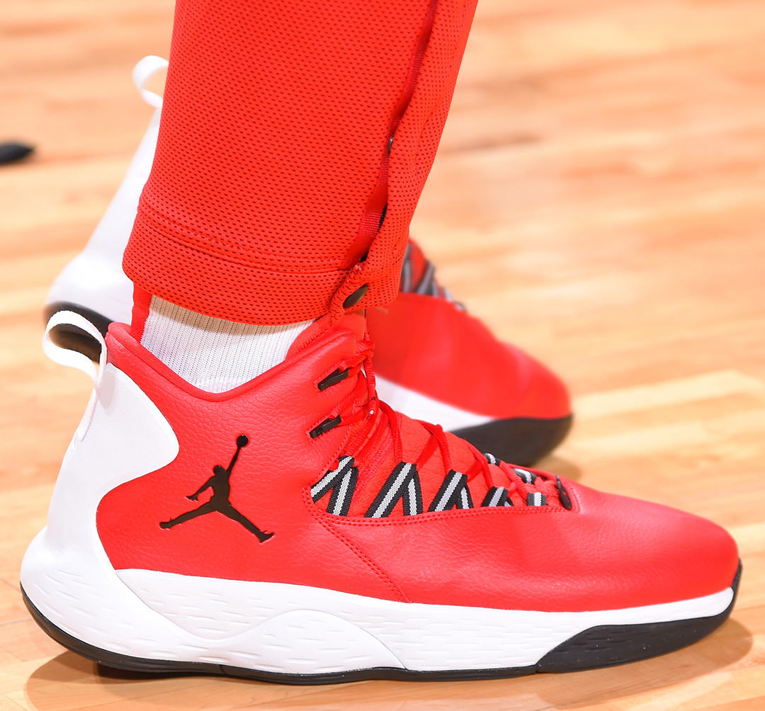 迫使其背身 迫使其背身